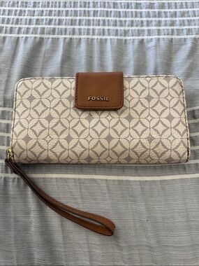 Fossil Cream and Brown Signature Zip Wristlet Wallet